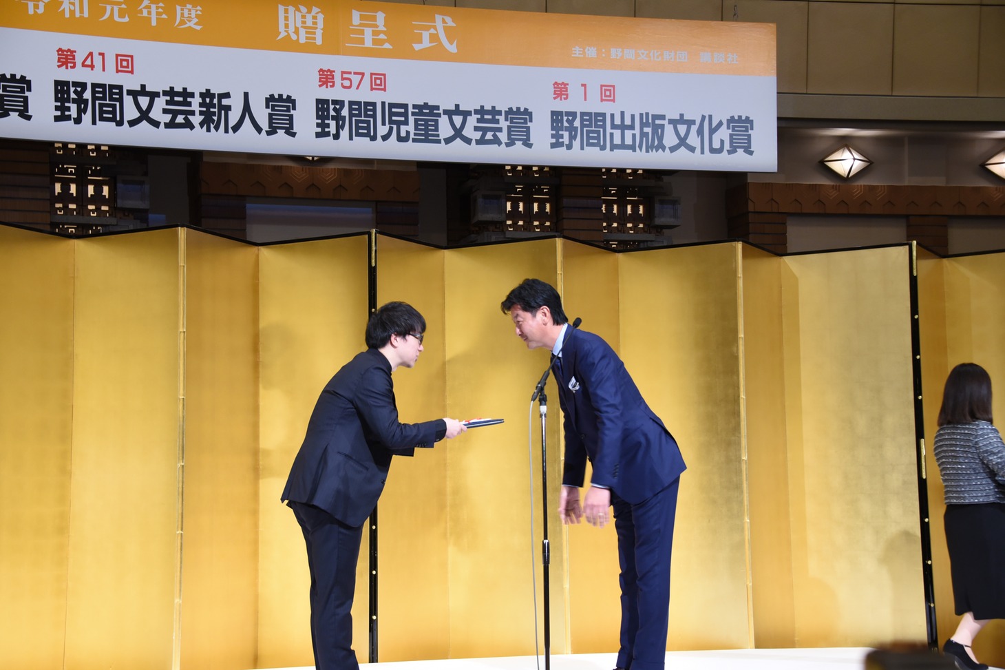 贈呈式での新海誠（左）。
