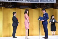 左から相田聡一編集長、須田淑子編集長、野間省伸社長。