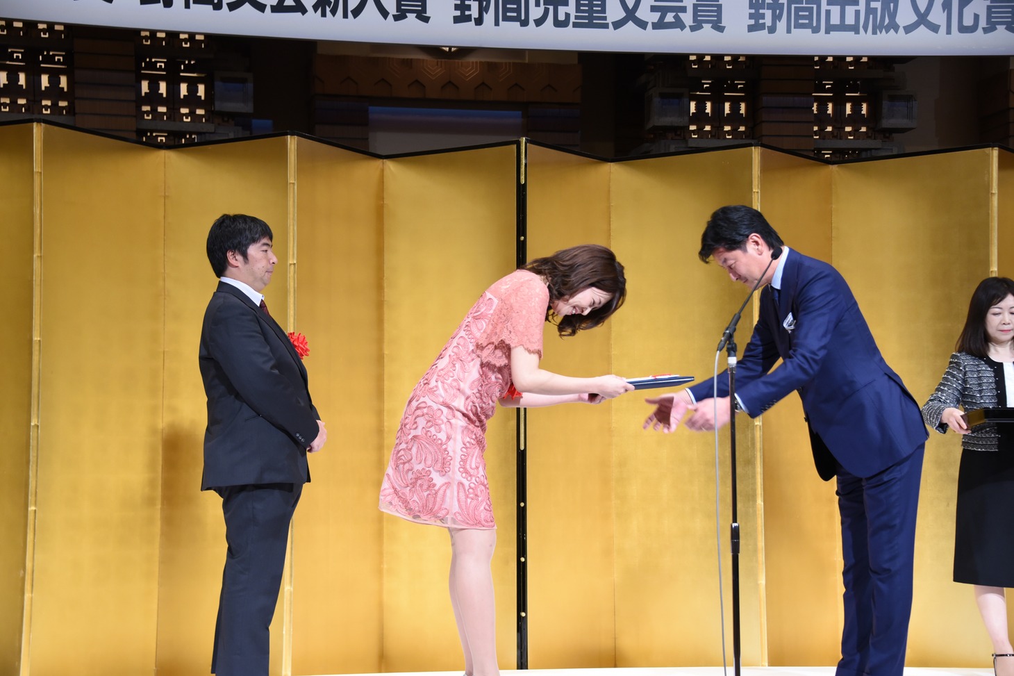 左から相田聡一編集長、須田淑子編集長、野間省伸社長。