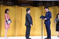 左から相田聡一編集長、須田淑子編集長、野間省伸社長。