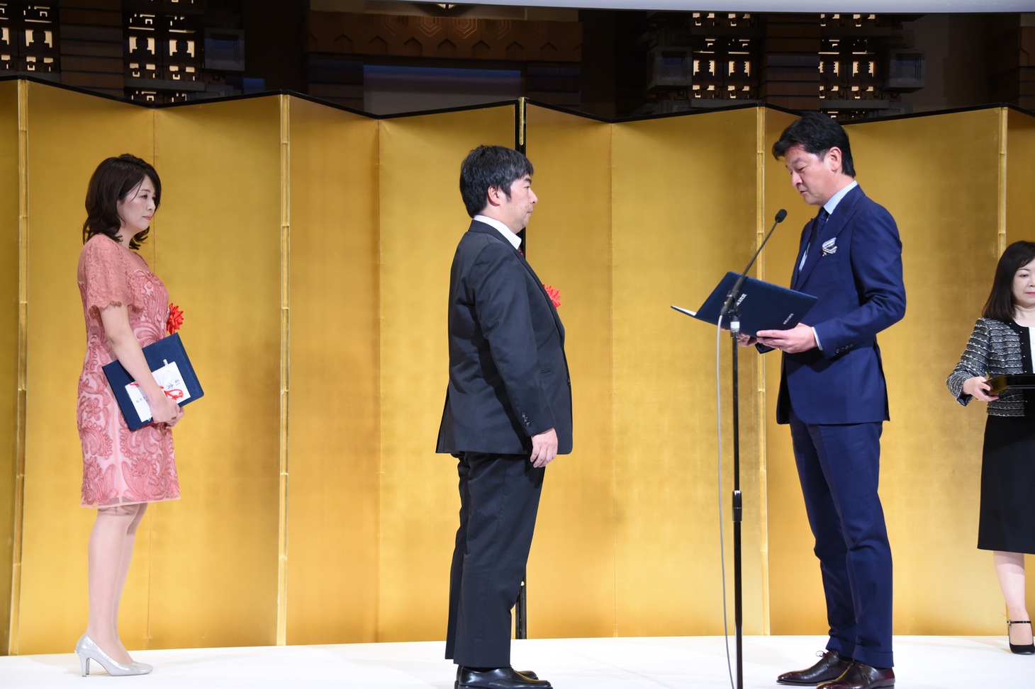 左から相田聡一編集長、須田淑子編集長、野間省伸社長。