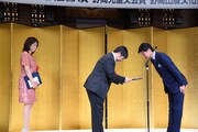 左から須田淑子編集長、相田聡一編集長、野間省伸社長。