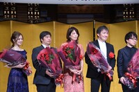 左から白石麻衣（乃木坂46）、相田聡一編集長、須田淑子編集長、東野圭吾、新海誠。