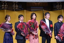 左から白石麻衣（乃木坂46）、相田聡一編集長、須田淑子編集長、東野圭吾、新海誠。