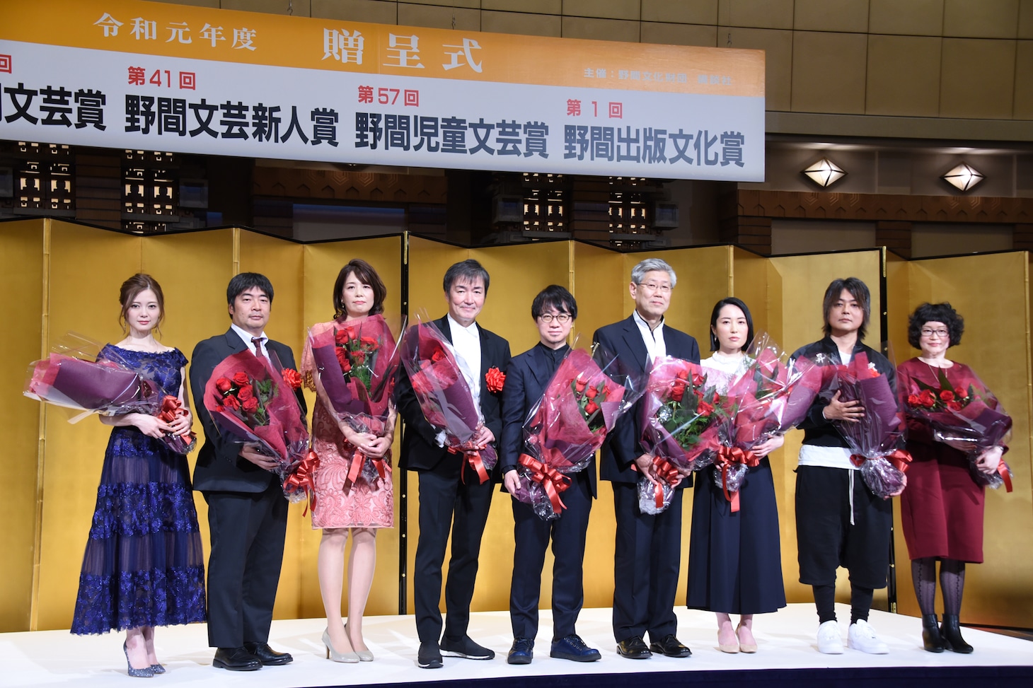 贈呈式の様子。