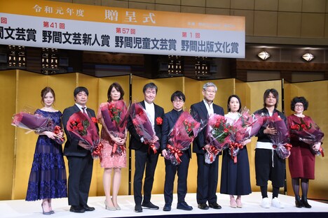 左から白石麻衣、相田聡一、須田淑子、東野圭吾、新海誠、松浦寿輝、古谷田奈月、千葉雅也、戸森しるこ。