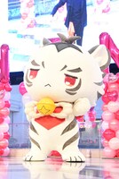 “N”の文字を表現するトラチ。