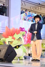 トークする寺島惇太（右）と、その姿を見つめるドラチ（左）。