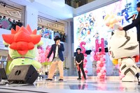 寺島惇太の周囲を行き交うトラチ、ドラチ。