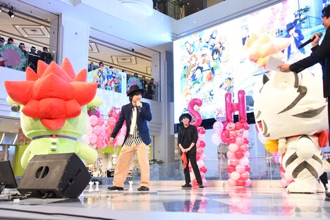 寺島惇太の周囲を行き交うトラチ、ドラチ。