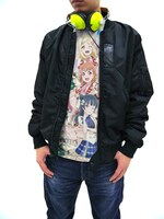 「Aqours フルグラフィックTシャツ」ジャケットと重ね着した着用イメージ。