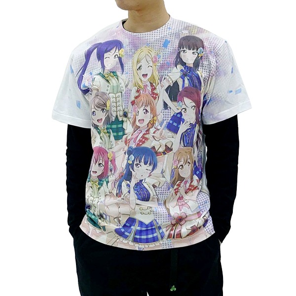 「Aqours フルグラフィックTシャツ」ロングTシャツと重ね着した着用イメージ。