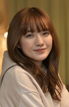 小島藤子扮する桜木亜子。(c)「来世ではちゃんとします」製作委員会