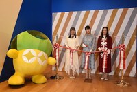 テープカットの様子。