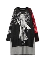 五島桐絵と黒谷あざみのニットセーター。