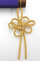 「Re:ゼロから始める異世界生活」掛け軸風タペストリーの菊結び飾り。