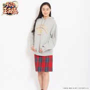 「カレッジロゴパーカー」の着用例。