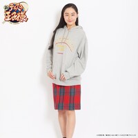 「カレッジロゴパーカー」の着用例。