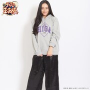 「カレッジロゴパーカー」の着用例。