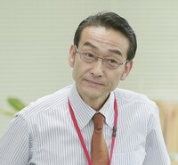 吹越満扮する白井智明。