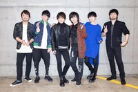 ステージイベントに登壇したキャストの集合写真。左から興津和幸、花江夏樹、石川界人、村瀬歩、梶裕貴、中村悠一。