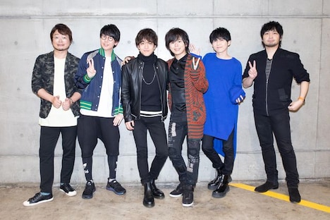 ステージイベントに登壇したキャストの集合写真。左から興津和幸、花江夏樹、石川界人、村瀬歩、梶裕貴、中村悠一。