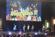 左から轟焦凍役の梶裕貴、オールマイト役の三宅健太、爆豪勝己役の岡本信彦、緑谷出久役の山下大輝、ホークス役の中村悠一。