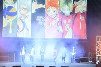 左から大将優役の興津和幸、星海光来役の花江夏樹、影山飛雄役の石川界人、日向翔陽役の村瀬歩、孤爪研磨役の梶裕貴、黒尾鉄朗役の中村悠一。