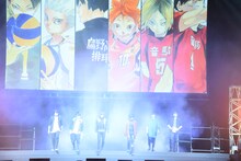 左から大将優役の興津和幸、星海光来役の花江夏樹、影山飛雄役の石川界人、日向翔陽役の村瀬歩、孤爪研磨役の梶裕貴、黒尾鉄朗役の中村悠一。