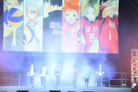 左から大将優役の興津和幸、星海光来役の花江夏樹、影山飛雄役の石川界人、日向翔陽役の村瀬歩、孤爪研磨役の梶裕貴、黒尾鉄朗役の中村悠一。