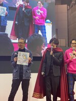 稲田浩司からのイラスト入り色紙を持つ三条陸。