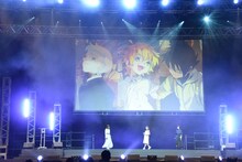 左からノーマン役の内田真礼、エマ役の諸星すみれ、レイ役の伊瀬茉莉也。