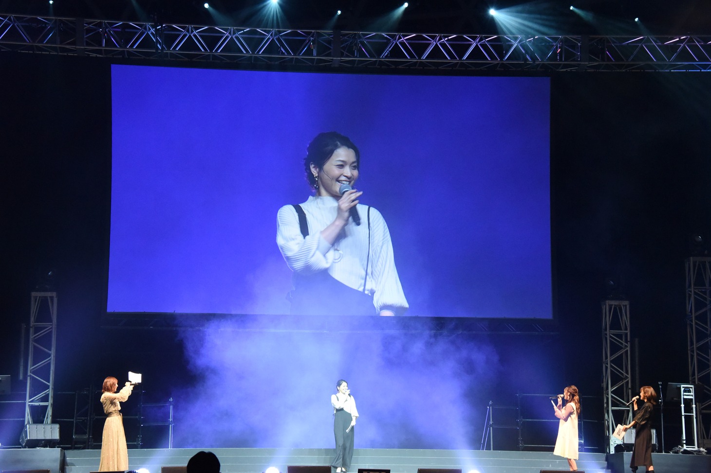 イザベラ役の甲斐田裕子が登場。