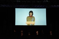 エマ役の浜辺美波からのVTRメッセージ。