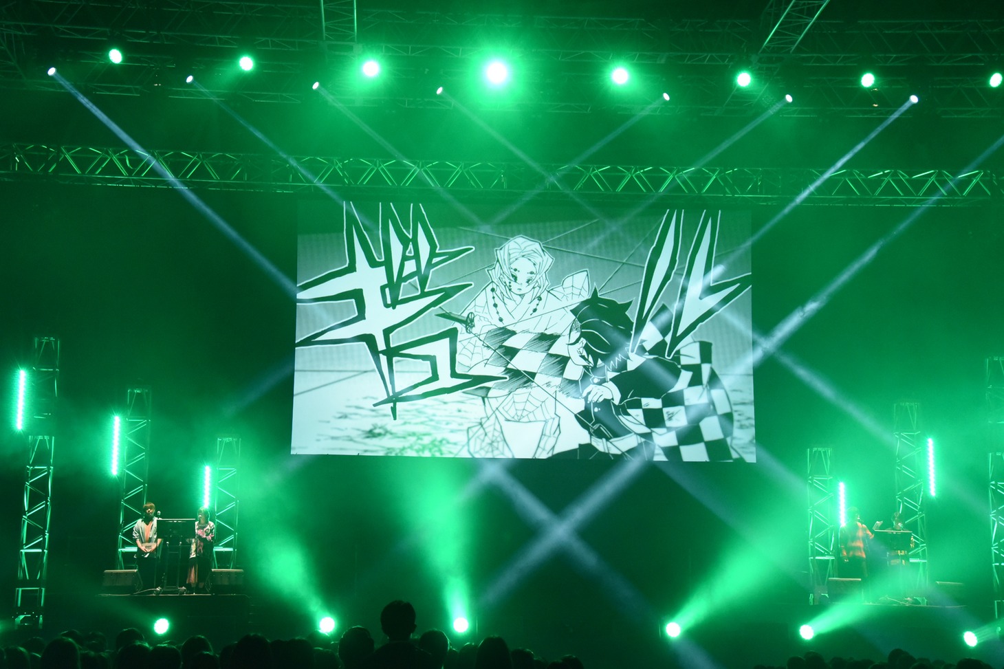 「鬼滅の刃」ステージイベントで行われた生アテレコの様子。