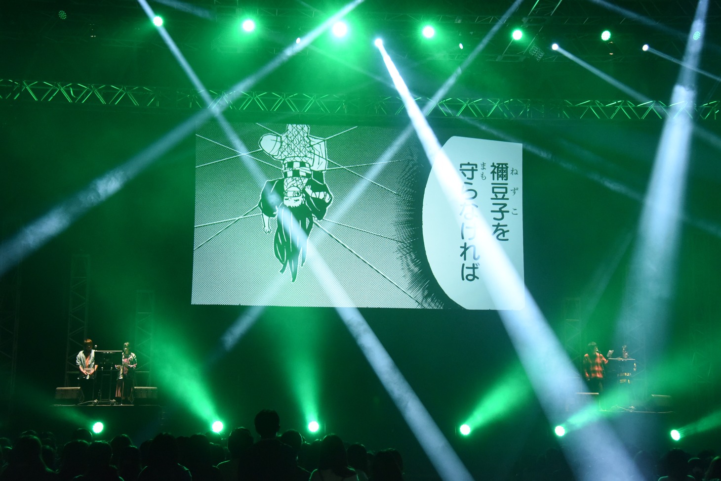「鬼滅の刃」ステージイベントで行われた生アテレコの様子。