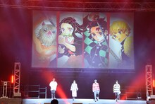 左から嘴平伊之助役の松岡禎丞、竈門禰豆子役の鬼頭明里、竈門炭治郎役の花江夏樹、我妻善逸役の下野紘。