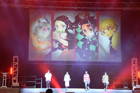 左から嘴平伊之助役の松岡禎丞、竈門禰豆子役の鬼頭明里、竈門炭治郎役の花江夏樹、我妻善逸役の下野紘。