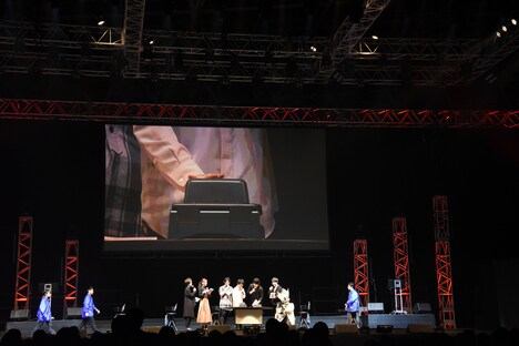 「Dr.STONE」ステージイベントでは、メカ千空もプリントゴッコを持って登場した。