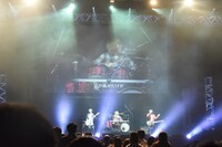 「Dr.STONE」ステージイベントより、BURNOUT SYNDROMESによるライブパフォーマンスの様子。