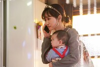 TVドラマ「伝説のお母さん」より、主人公・メイを演じる前田敦子。