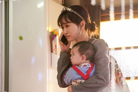 TVドラマ「伝説のお母さん」より、主人公・メイを演じる前田敦子。