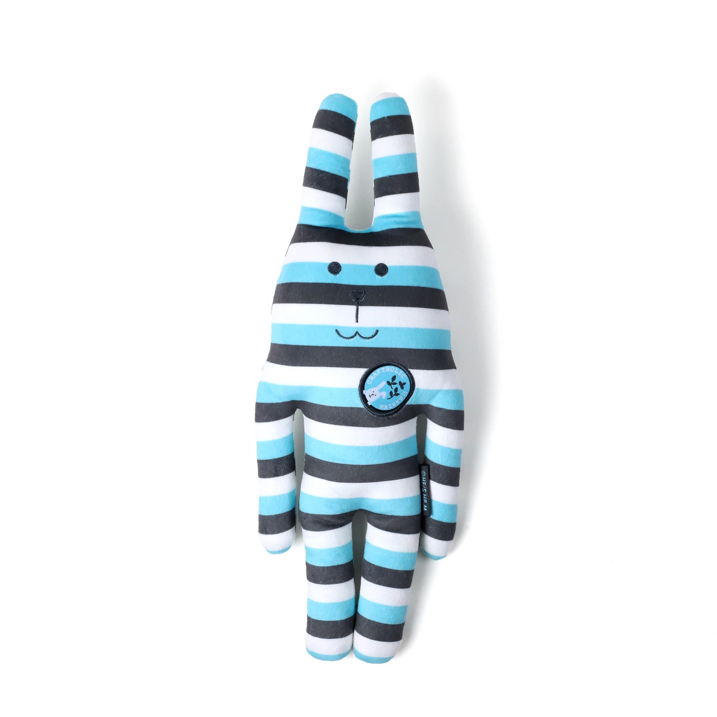 青葉城西高校モデルのバッジ付きチャーム。モデルの抱き枕クッション。