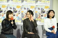 イヤリングを見せる3人。