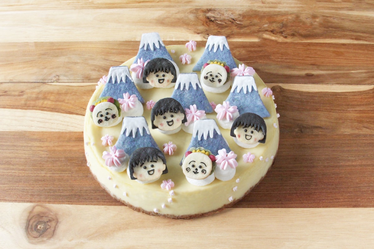 「『コジコジがやってきた の巻』ベイクドチーズケーキ さくらももこ先生をイメージした、富士山と桜の花を添えて」