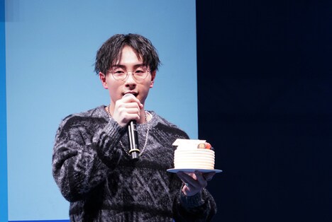 ケーキを手にした鈴木崚汰。