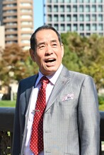 「義母と娘のブルース 2020年謹賀新年スペシャル」よりぼんちおさむの出演シーン。