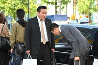 「義母と娘のブルース 2020年謹賀新年スペシャル」よりトミーズ雅の出演シーン。