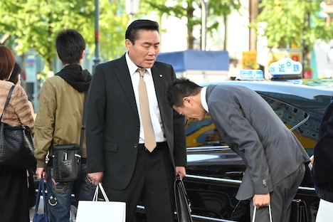 「義母と娘のブルース 2020年謹賀新年スペシャル」よりトミーズ雅の出演シーン。