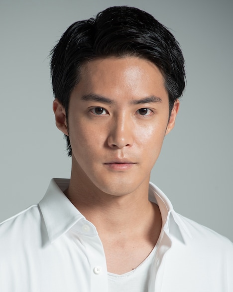 越智役を演じる白石隼也。